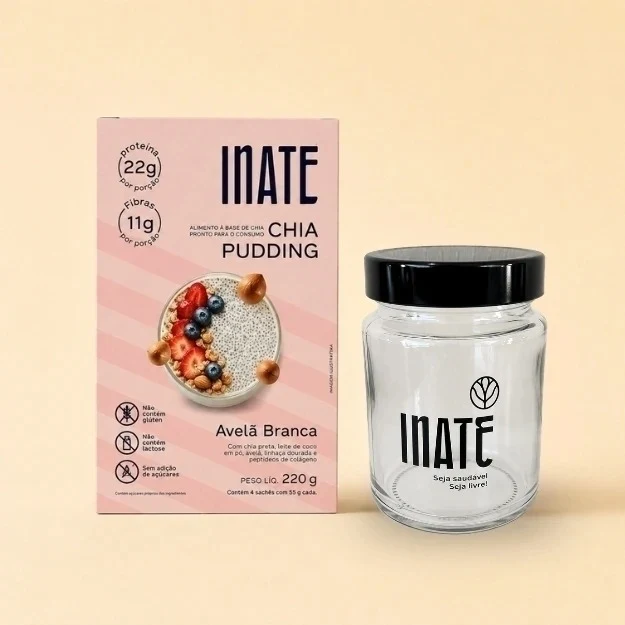 Caixa rosa de Chia Pudding Avelã Branca ao lado do pote de vidro Inate