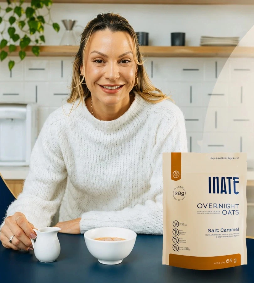 Fotografia oficial da Inate com mulher à mesa, uma tigela de overnight e embalagem Salt Caramel